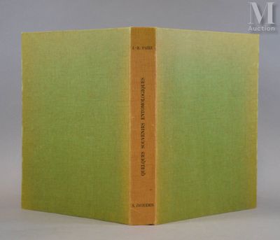 un livre à la couverture jaune posé sur une table
