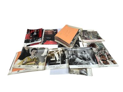 une image représentant une pile de vieilles photos posées sur une surface blanche