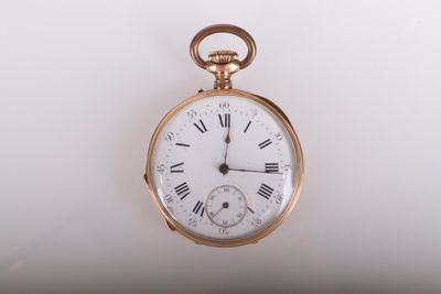 une montre de poche en or avec des chiffres romains sur le cadran