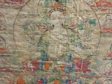 une image représentant un tableau où l'on voit un Bouddha assis sur une table