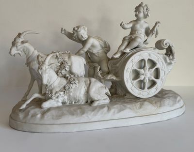 une statue représentant une calèche tirée par des chevaux, avec un homme et une femme à bord