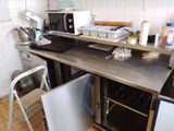 une petite cuisine équipée d'un micro-ondes et d'un lave-vaisselle posés sur le plan de travail