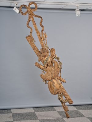 une sculpture en bois représentant un dragon, fixée sur un mât