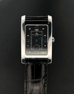 gros plan d'une montre sur une surface noire