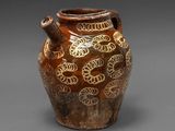 l'image d'un vase brun posé sur une table