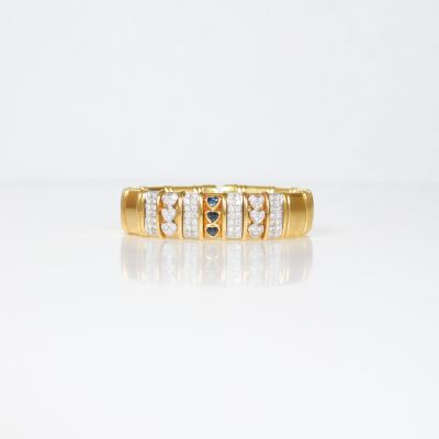 une bague en or jaune sertie de diamants bleus et blancs