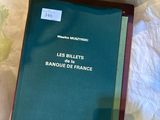un livre posé sur un sac, sur une table