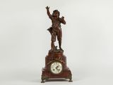 une image représentant une horloge surmontée d'une statue