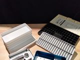 de nombreux appareils électroniques posés les uns à côté des autres sur une table