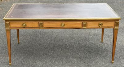 une table avec un plateau en verre