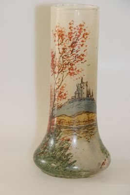 un vase en verre orné d'une image représentant un château