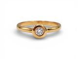 une bague en or sertie d'un seul diamant au centre