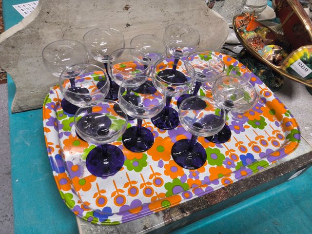 Lot de 12 verres à pieds en verre