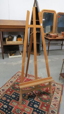 Grand chevalet sur pied. H 158 cm