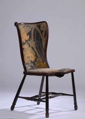 une image représentant une chaise dont le dossier et l'assise sont recouverts d'un tissu à motifs floraux
