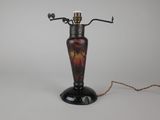 une lampe posée sur une table, avec une corde