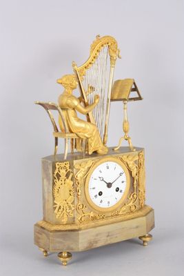 Pendule en bronze doré et régule, à décor de femme jouant de… - Photo 1