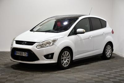 le ford c - max blanc est garé sur un sol en damier