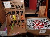 plusieurs paires de ciseaux dans une boîte posée sur la table