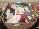 une boîte pleine de vêtements posée sur le sol