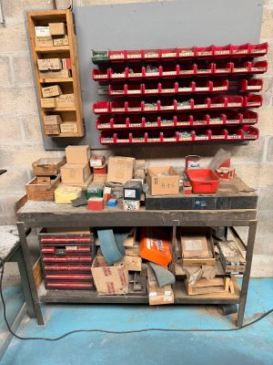 un établi sur lequel se trouvent de nombreuses boîtes et de nombreux outils
