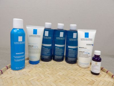 de nombreux types de produits de soins de la peau sur une table
