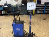 une machine bleue qui se trouve dans un garage