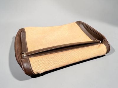 HERMÈS Trousse de toilette en tissu crème et cuir brun
