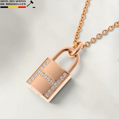un gros plan d'un collier muni d'un fermoir sur une chaîne