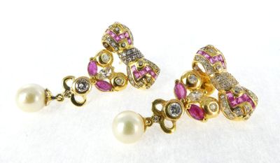 a pair of pink and white pearls and gold earrings