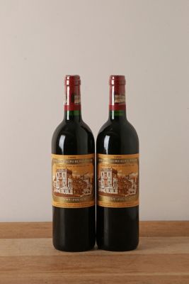 deux bouteilles de vin posées l'une à côté de l'autre sur une table en bois