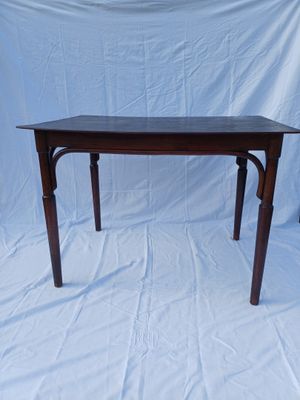 une table en bois avec un plateau noir sur fond blanc
