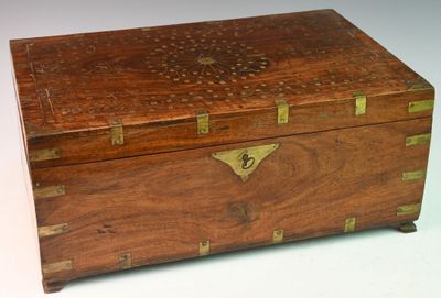 une petite boîte en bois ornée de ferrures en laiton