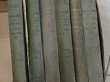 six livres dans une boîte posée par terre, les uns à côté des autres