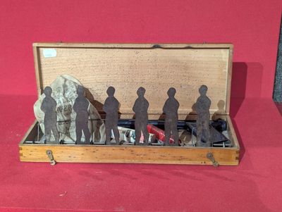 une boîte en bois contenant un groupe de silhouettes