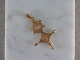 un pendentif plaqué or orné d'une horloge