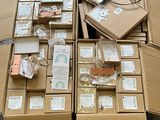 de nombreuses boîtes contenant du matériel électronique posées sur une table