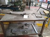 un établi avec des outils dessus dans une usine