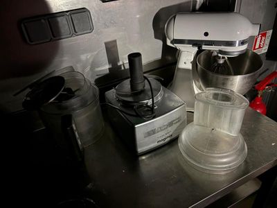 une photo d'un plan de travail de cuisine avec un mixeur et un mixeur