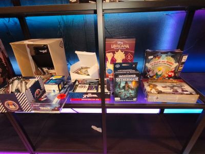 une table en verre sur laquelle sont posés de nombreux jeux