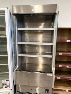 un réfrigérateur vide au milieu d'un magasin