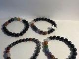 trois bracelets composés de perles d'onyx noir et de pierres multicolores