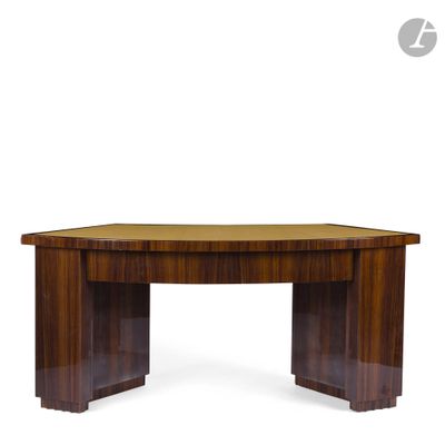 une photo d'une grande table en bois au plateau incurvé