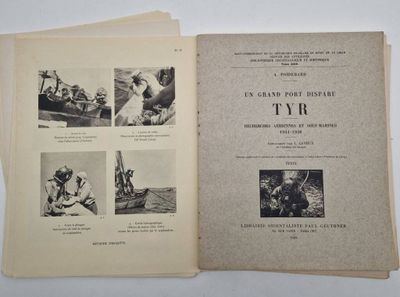 deux pages d'un livre avec des photos de personnes sur un bateau
