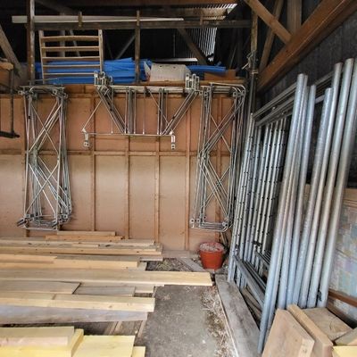 de nombreux morceaux de bois dans une pièce en cours de construction