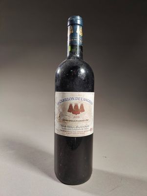 une bouteille de vin posée sur une table