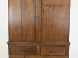 une vieille armoire en bois munie de deux tiroirs