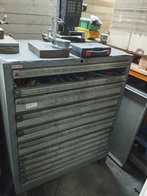 une image d'un établi dans un garage