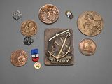 de nombreuses pièces et une médaille posées sur une table