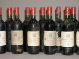 six bouteilles de vin sont alignées sur une table